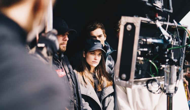Mladí filmaři z FAMU natáčí snímek s Judit Bárdos. Kvůli koronaviru shání finance na dotočení