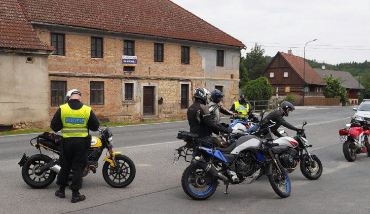 Špatný stav vozidla a nedovolená rychlost. Policisté kontrolovali motorkáře