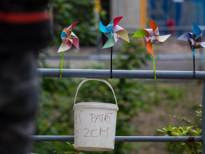 Nehandlujte. Řešte! Před Krajským úřadem demonstrovali odpůrci Turówa, přišlo jich jen pár