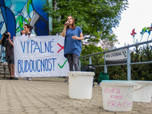 Nehandlujte. Řešte! Před Krajským úřadem demonstrovali odpůrci Turówa, přišlo jich jen pár