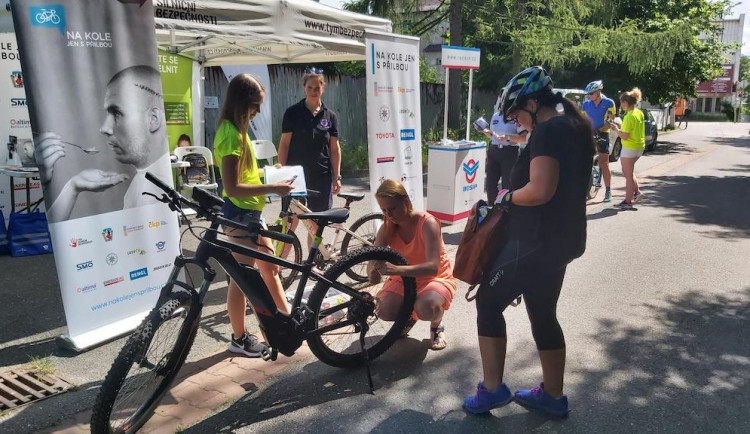 Na kole jen s přilbou na liberecké cyklostezce