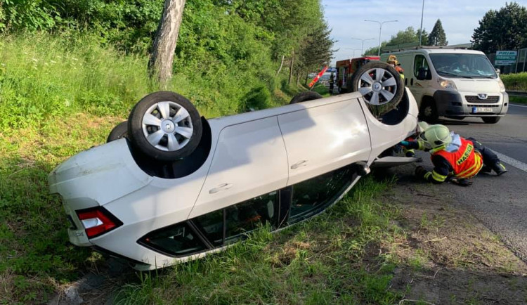 Nákladní auto na průtahu Libercem naráželo zezadu do Fabie, ta se převrátila na střechu