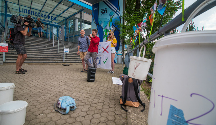 Nehandlujte. Řešte! Před Krajským úřadem demonstrovali odpůrci Turówa, přišlo jich jen pár