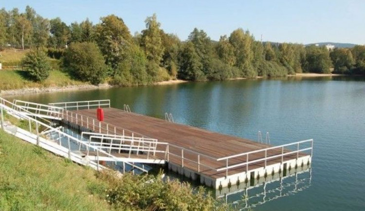 Vandal poničil molo na jablonecké přehradě. U lávky ulomil zábradlí