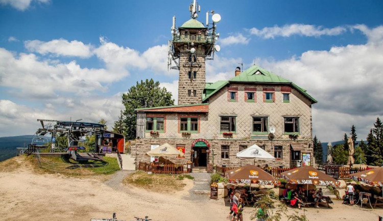 Rozhledna na Tanvaldském Špičáku láká na kruhový výhled