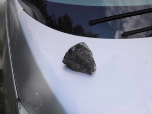 Z kamionu odletěl kámen. Rozbil čelní sklo protijedoucího vozidla