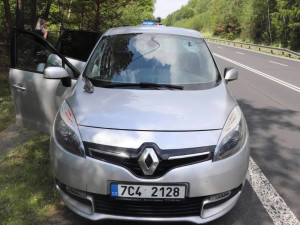 Z kamionu odletěl kámen. Rozbil čelní sklo protijedoucího vozidla