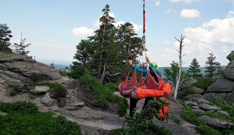 Turista si při sestupu z Frýdlantského cimbuří zlomil nohu. Letěl pro něj vrtulník