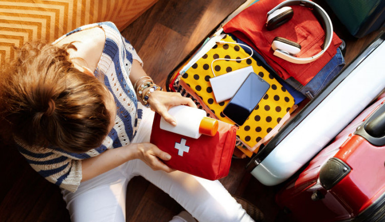 Zdraví a klid na cestách: Co si zařídit a co sbalit, aby nás na dovolené nic nepřekvapilo