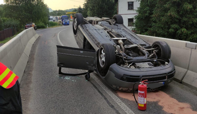 Mladý řidič ve vysoké rychlosti narazil do betonového svodidla. Auto otočil na střechu