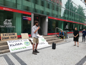 Koalice Zastavme špinavé prachy bojuje proti fosilním palivům. V Liberci protestovala před pojišťovnou