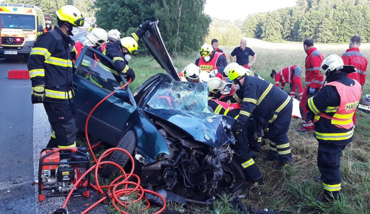 Vážná nehoda u Jablonného. Kamion se čelně střetl s autem, řidič je v kritickém stavu