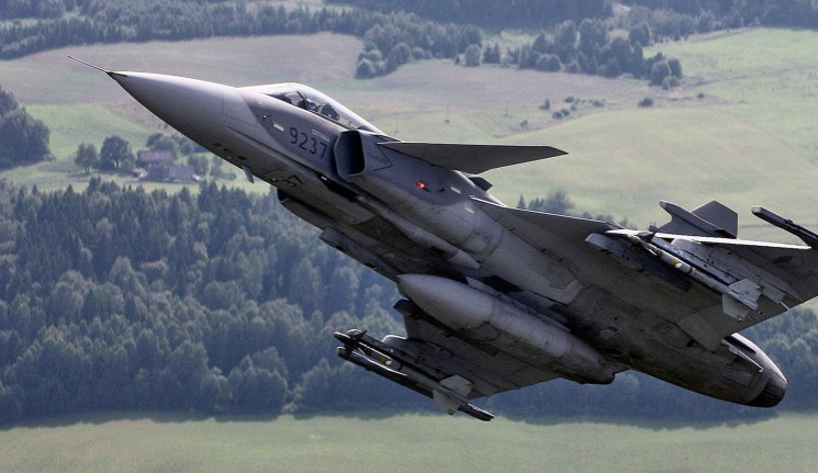 Nad Libercem proletí gripeny, mimo jiné na počest velitele armádních chemiků