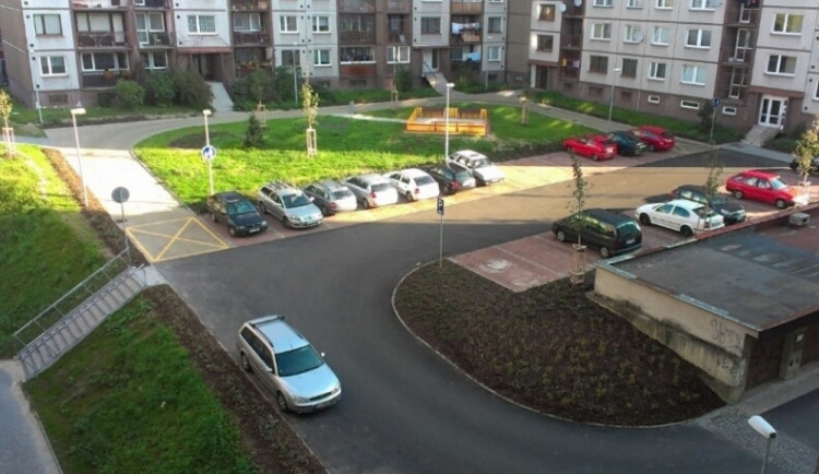 Na sídlištích chybí stovky parkovacích míst. Nový systém neprošel přes vedení města