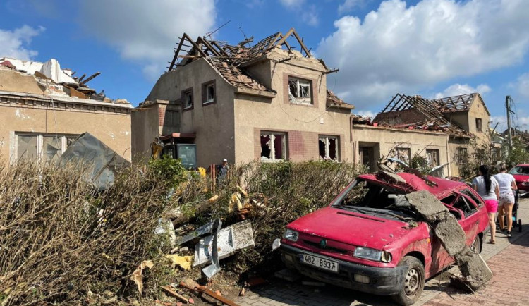 size4-16246232777965-139-svitani-ukazalo-nasledky-vcerejsi-bourky-v-plnem-rozsahu-potvrzeno-je-pet-obeti