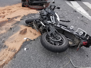 Řidič osobáku nedal u Cvikova přednost motorkáři. Ten na místě zemřel