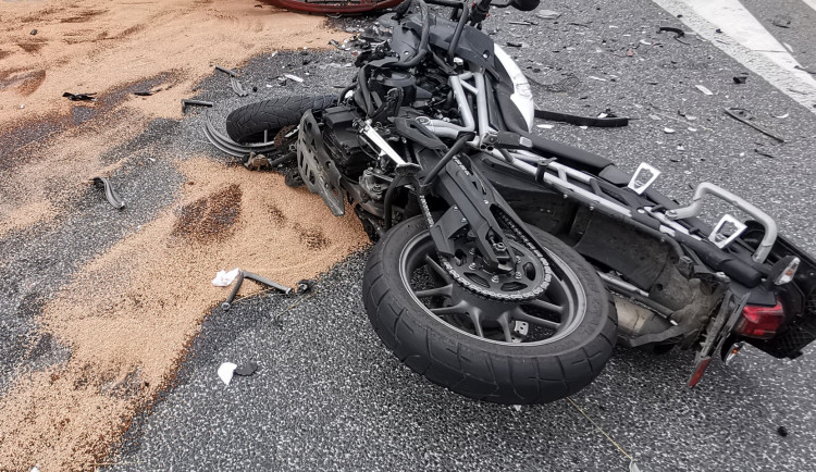Řidič osobáku nedal u Cvikova přednost motorkáři. Ten na místě zemřel