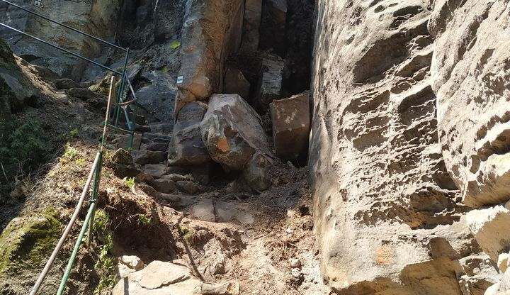 V Prachovských skalách spadla část skály, stezka je uzavřena