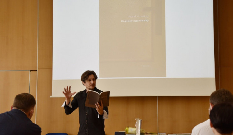 Pavel Novotný s knihou Zápisky z garsonky
