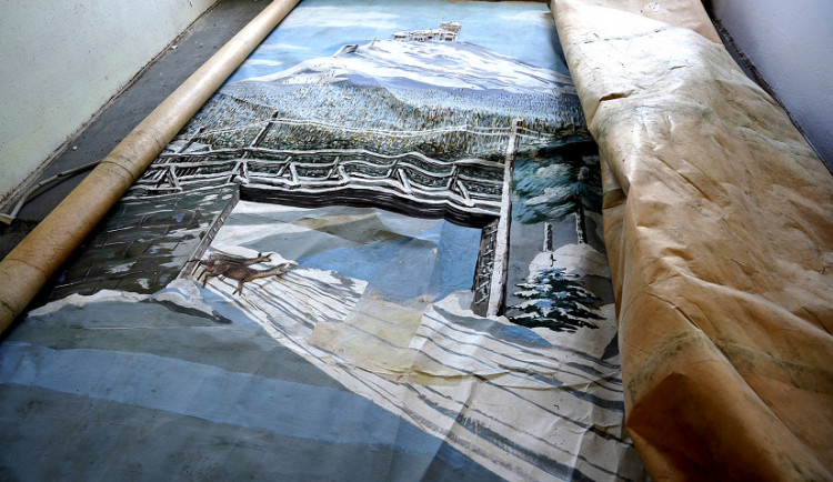 Objev na bývalé základce Na Žižkově. Archeologové objevili malovanou plachtu s Ještědem