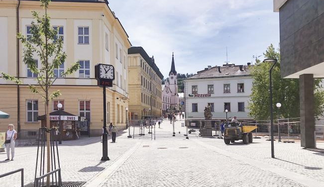 Rekonstrukce pěší zóny v Trutnově finišuje, nová část města připomíná bývalé hradby