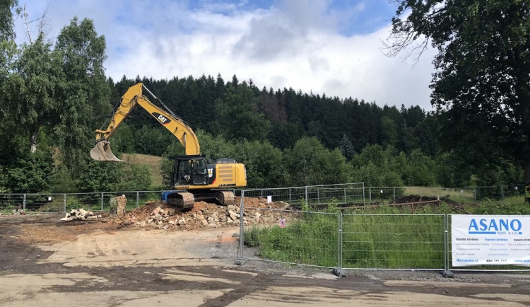 Konec Berlína. Slavnou hospodu pod Ještědem odstranil bagr, budou tu apartmány