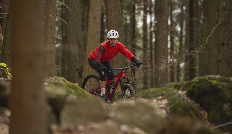 Cyklista bez přilby hazarduje se životem