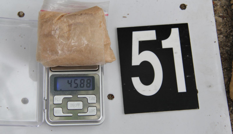 Roky prodával pervitin a marihuanu. Muže zatkla policie, hrozí mu deset let