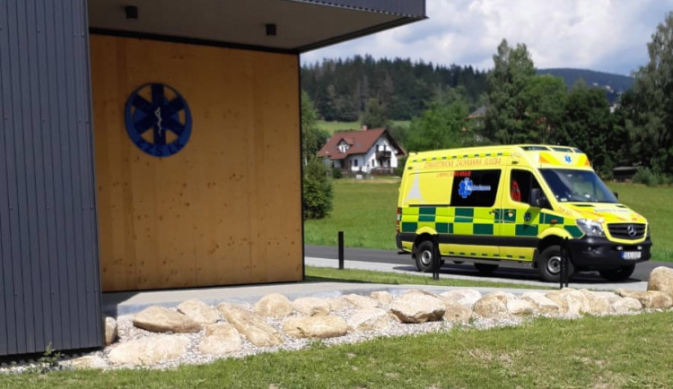 Infekční seniorka v Jilemnici napadla záchranáře. Lékaře kopala, řidiče poškrábala