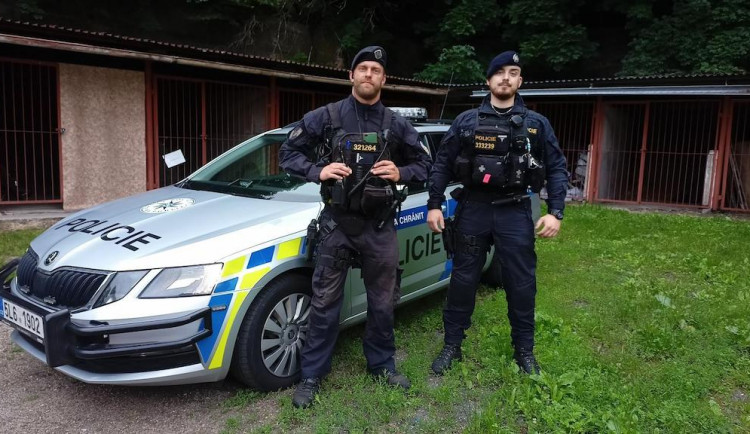 Zaměstnanec ležel ve skladu v tratolišti krve. Život mu zachránila policejní hlídka