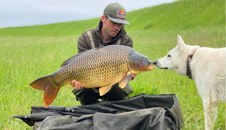 Na ryby doprovází Tomáše Slavíka i švýcarský ovčák Black.