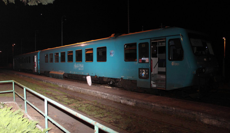 Cestující ve vlaku u Doks ohrozil cementový kvádr na kolejích. Policie hledá pachatele