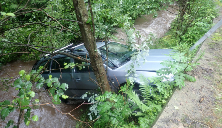 Škodovka se zřítila do potoka, řidiče odvezli záchranáři do nemocnice