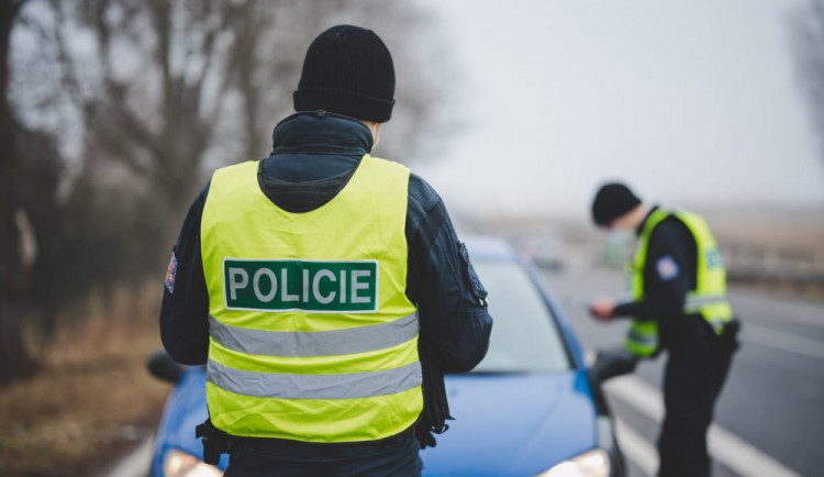 Policisté pátrají po černém SUV. Srazilo se s motorkou, řidič ujel