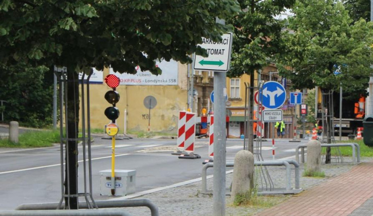 V Jablonci skončila oprava havárie plynovodu, omezení v centru ale nekončí