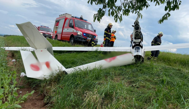 Na Náchodsku spadl kluzák, pilot vyvázl bez zranění