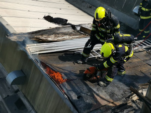 V Turnově hořela střecha textilní továrny Juta, škoda zřejmě přesáhne