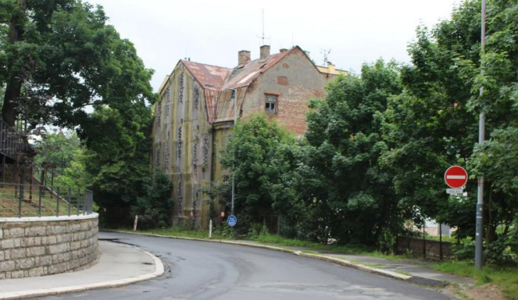 Lipanská ulice bude na dva týdny uzavřena, nebezpečná budova půjde k zemi