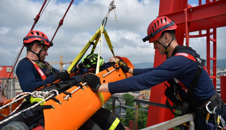 Záchrana jeřábníka po kolapsu. Hasiči cvičili čtyřicet metrů nad zemí v centru Liberce
