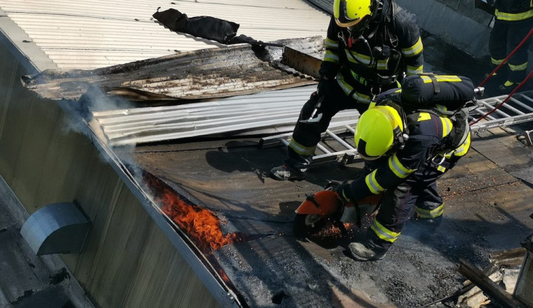 V Turnově hoří střecha textilní továrny Juta, hasiči ji začali rozebírat