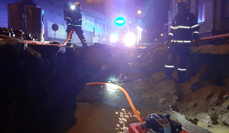 Noční bouřka a silný liják. Hasiči měli přes 130 výjezdů, Nisa vystoupila na třetí povodňový stupeň