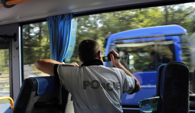Policisté kontrolovali řidiče ze speciálního autobusu. Odhalili čtyřicet přestupků