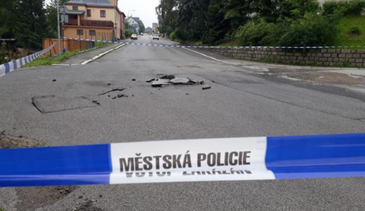 V Jablonci sčítají škody po noční bouři, půjdou do milionů