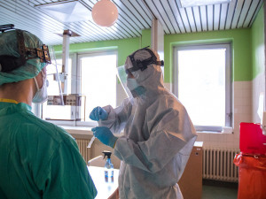 Nakažených koronavirem v Libereckém kraji přibývá, v nemocnici ale nejsou