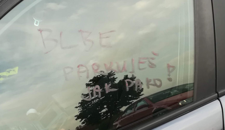 Blbe, parkuješ jako pako! Žena si vybila frustraci, nemohla vyjet z parkoviště