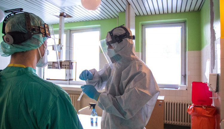 Nakažených koronavirem v Libereckém kraji přibývá, v nemocnici ale nejsou