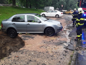 V Liberci voda podemlela část parkoviště. Hasiči mají kvůli vydatným srážkám napilno