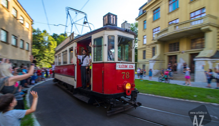 S tramvajemi metrového rozchodu se přišli rozloučit do Jablonce i Liberce tisíce lidí