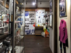 Legendy českého lyžování zavítaly do Jablonce. Výstava Vítězové bílé stopy je stále otevřena