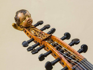 Housle s hadí kůží a pošetky. Krkonošské muzeum rozšířilo sbírku o vzácné hudební nástroje